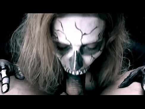 ❤️ Demona knabino suĉanta kokon per sia nigra buŝo kaj glutante kumon. ❤️❌ Rusia porno ĉe ni