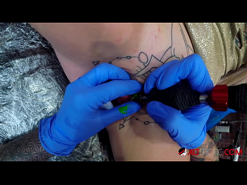 ❤️ Ekstreme tatuita varmulo Sully Savage ricevis tatuon sur sia klitoro ❤️❌ Rusia porno ĉe ni