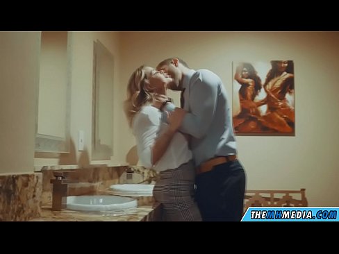 ❤️ Kiam belplena blondulo delogas vin en publika necesejo ❤️❌ Rusia porno ĉe ni